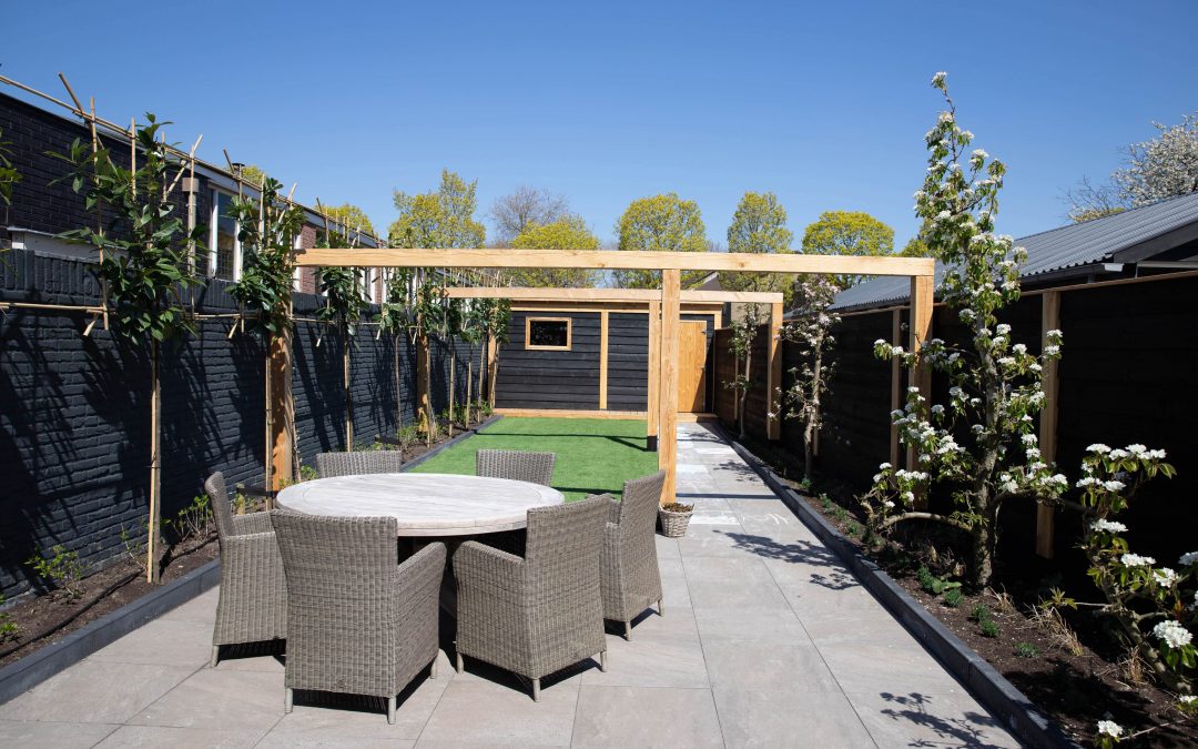overkapping, schuurtje, schutting en tuin